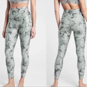Athleta Salutation Stash Tight II Print 7/8 Small